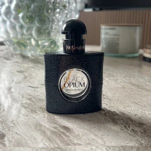 TOM parfymflaska Black Opium Eau de Parfum från Yves Saint Laurent - TOM parfymflaska. Finns en liten skvätt i botten men man kanske får ta ut det innan man fyller på med ny vätska🩷