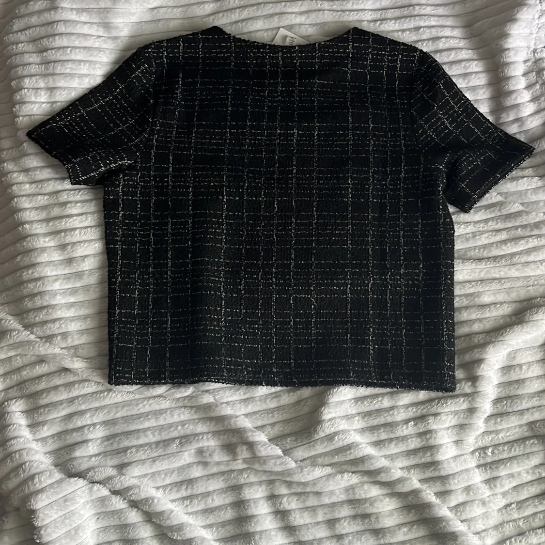 Svart topp med silvriga knappar från H&M  - 1