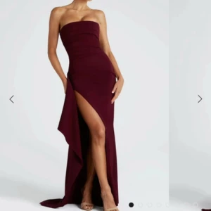 babyboo zafira klänning - Säljer en vinröd axelbandslös långklänning med figurnära passform och hög slits framtill. ej använd då jag köpte fler klänningar till balen Från: Babyboo Nypris: 1279 kr + tull 400 kr + frakt 200 kr =2079 kr