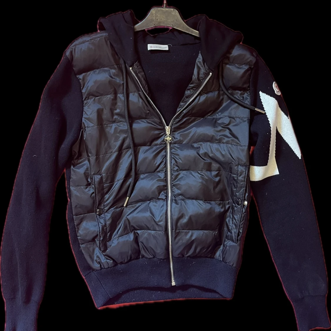 Svart pufferjacka med stickade ärmar från Moncler - 1