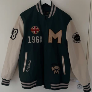 ”Ramsey jacket” från Morris  - Tja jag säljer en varsityjacka från Morris som kostade runt 3000, jackan har använts max 10 gånger då jag inte hade några passandehoodies. Några saker jag vill påpeka är att den har små svarta märken på högra armen, dem är knappt synliga 1 meter ifrån dock & jag har inte testat att tvätta bort dem. Interiören i verkligheten är guldfärgad samt att alla detaljerna är broderade, jag skulle även klassa jackan som en m då jag har inga som helst problem att ha en oversized hoodie under och själv är s.