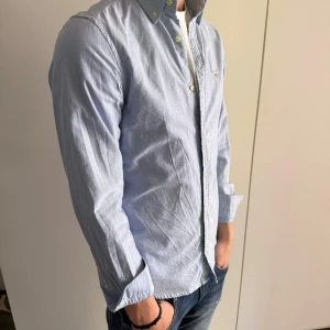 Ljusblå skjorta  - Klassisk ljusblå skjorta i tunt bommulsmaterial. Pris kan diskuteras