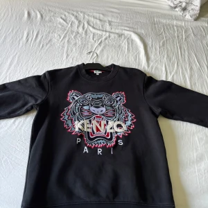 Kenzo tröja storlek S - Säljer min kenzo tröja, storlek S och i väldigt gott skick. Nypris för denna var 2195kr. 
