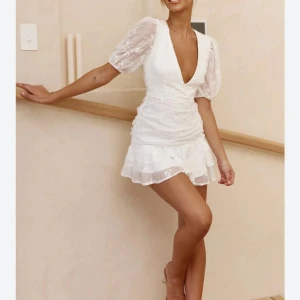 Studentklänning  - Vit klänning som passar perfekt till studenten eller andra tillfällen. Klänningen är helt ny med prislappen kvar! I stolek L men skulle mer säga att den är en M 