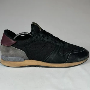 Valentino Rockrunners  - Säljer mina riktigt feta rockrunners  till ett dunder pris|Nypris på dessa ligger på 7000 kr| OBS ! Endast skorna medföljer|Hör av dig vid fundering 🤔 MVH TRENDYCLOTHING 🔵