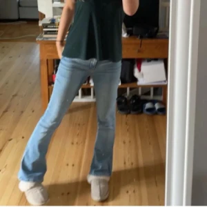 Gina Jeans - Snygga bootcut jeans ifrån gina. Uppsprädda på ena benet men går lätt att fixa❣️❣️