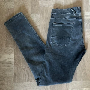 Replay Anbass jeans  - Säljer nu dessa replay Anbass jeans i storlek 32. De är i fint skick! Hör av dig om du har funderingar!