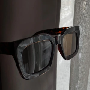 Solglasögon gina tricot - Använda 1 gång så fint skick! Se mönster/färg på bild 1 och 2!