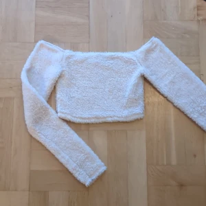 Fluffig topp - Asgullig fluffig crop top, begagnad men ganska bra skick (fortfarande mjuk och fluffig, även om man kan se att den blivit tvättad). Storlek XS men jag skulle säga att den kan passa en S eller kanske t.om. M, om man har någorlunda liten byst!