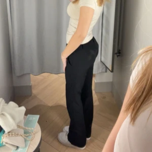Lågmidjade kostymbyxor - Säljer mina favvo lågmidjade kostymbyxor ifrån BikBok i modellen Vera, eftersom dem inte passar längre.❣️☺️