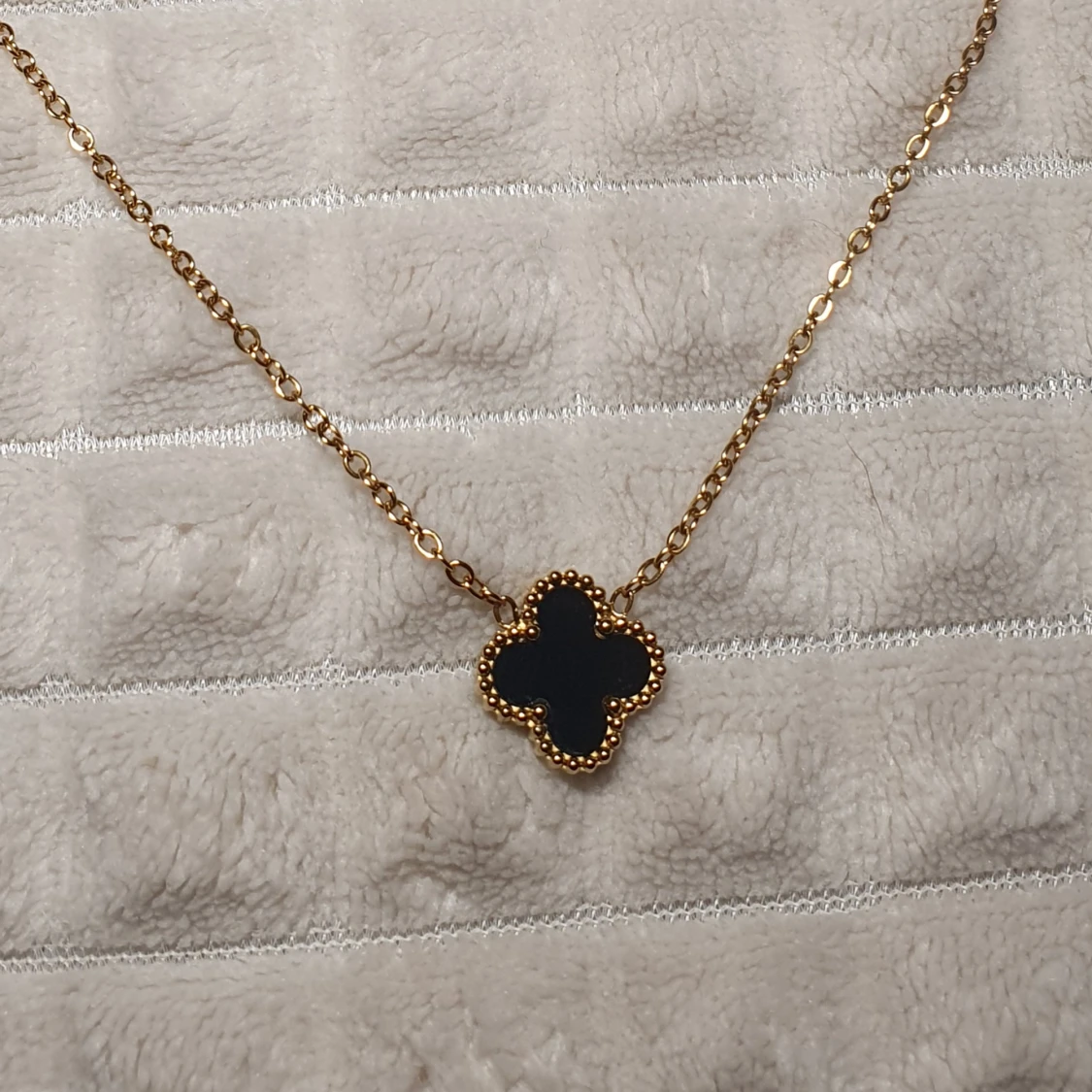 Guldhalsband med fyrklöverhänge - 1