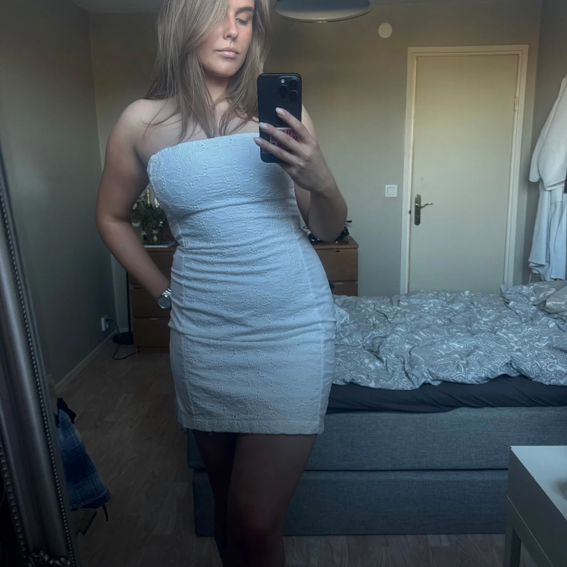 Vit axelbandslös kortklänning från H&M - 1