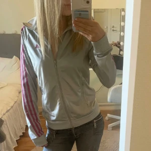Adidas zipjacka  - Säljer min snygga adidas zipup jacka som tyävrr inte komemr till användning❤️