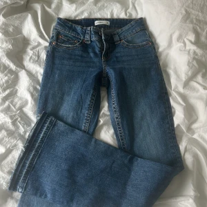 Blå Jeans  - Säljer dessa mörk blåa jeans från Gina då jag ej använder dem! Har sprätt upp längst ner för att de ska bli längre (se bild)! Jättebra skick!💕