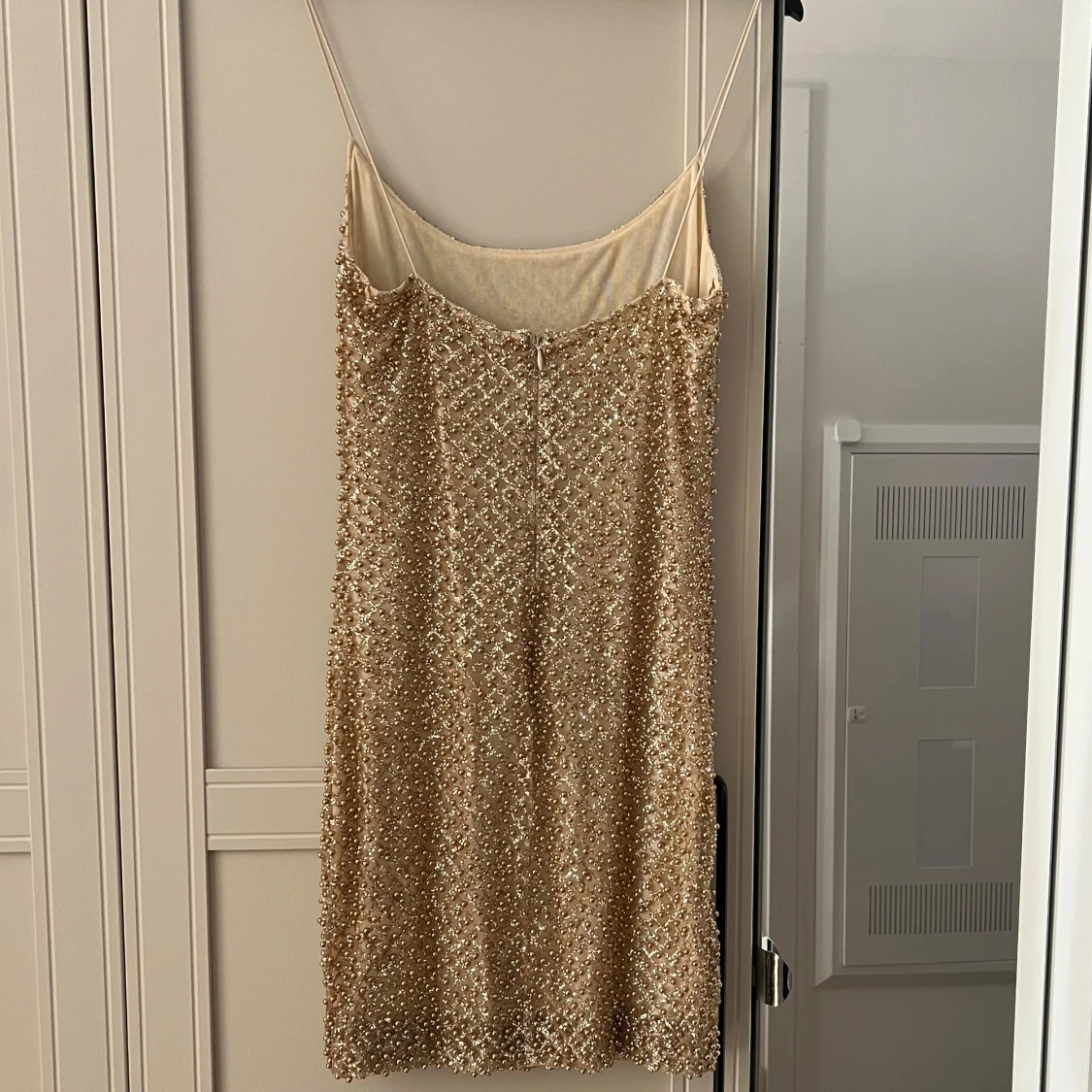 Glittrig guldig kortklänning från Oh Polly - 1
