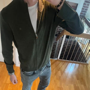 Morris full zip - Säljer en Morris cardigan i 100% merinoull. Den är helt oanvänd och säljer just för att den inte kommer till någon användning. Nypriset är 1999kr, mitt pris 899kr men inget är hugget i sten🗿