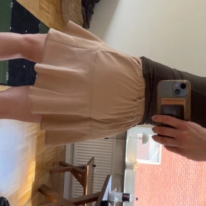 Minikjol med inbyggda shorts - En beige minikjol med inbyggda shorts, prislappen är kvar, aldrig använd. Storleken är s/m💕🌟 skriv gärna om du har frågor