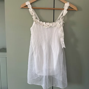 Vit blus - Superfin och romantisk sommarblus med justerbara band och och paljetter, från Lucy collection💕🌟