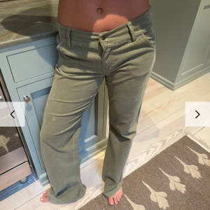 Ljusgröna bootcut manchesterbyxor - Snygga gröna manchesterbyxor med bootcut-passform och låg midja. Byxorna är aldrig använda och säljer pga för små 💕Pris går att diskutera! nypris: 605kr