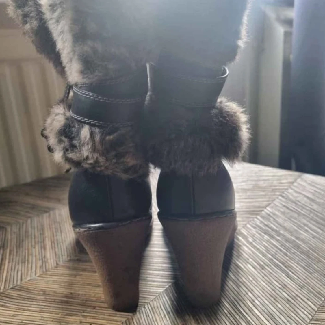 Svarta kilklackade boots med fuskpäls - 2