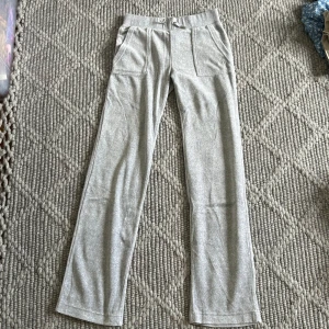 Ljusgrått juicy couture sett  - Säljer ett grått Juicy Couture sett i bra skick, byxorna är i storlek xs och tröjan är i storlek 14-15 år (skulle säga att tröjan är xxs-xs). Kan skicka fler bilder ifall man vill ha bilder på detaljerna 💗Jag kan tänka mig sälja tröjan och byxorna var för sig, så ifall man bara är intresserad av en av grejerna så kan vi diskutera pris 
