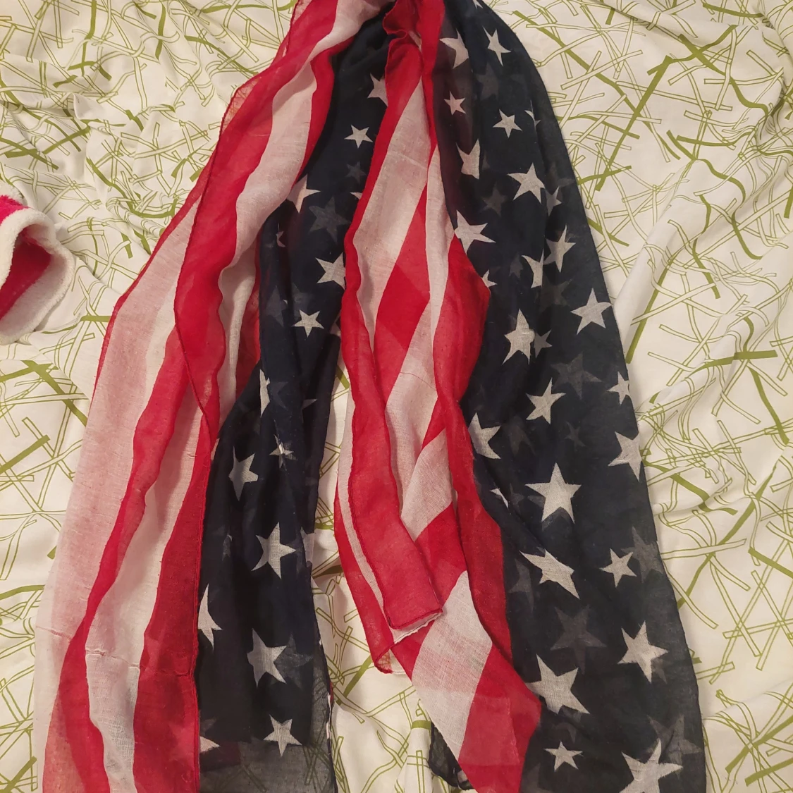 Randig halsduk med stjärnmönster