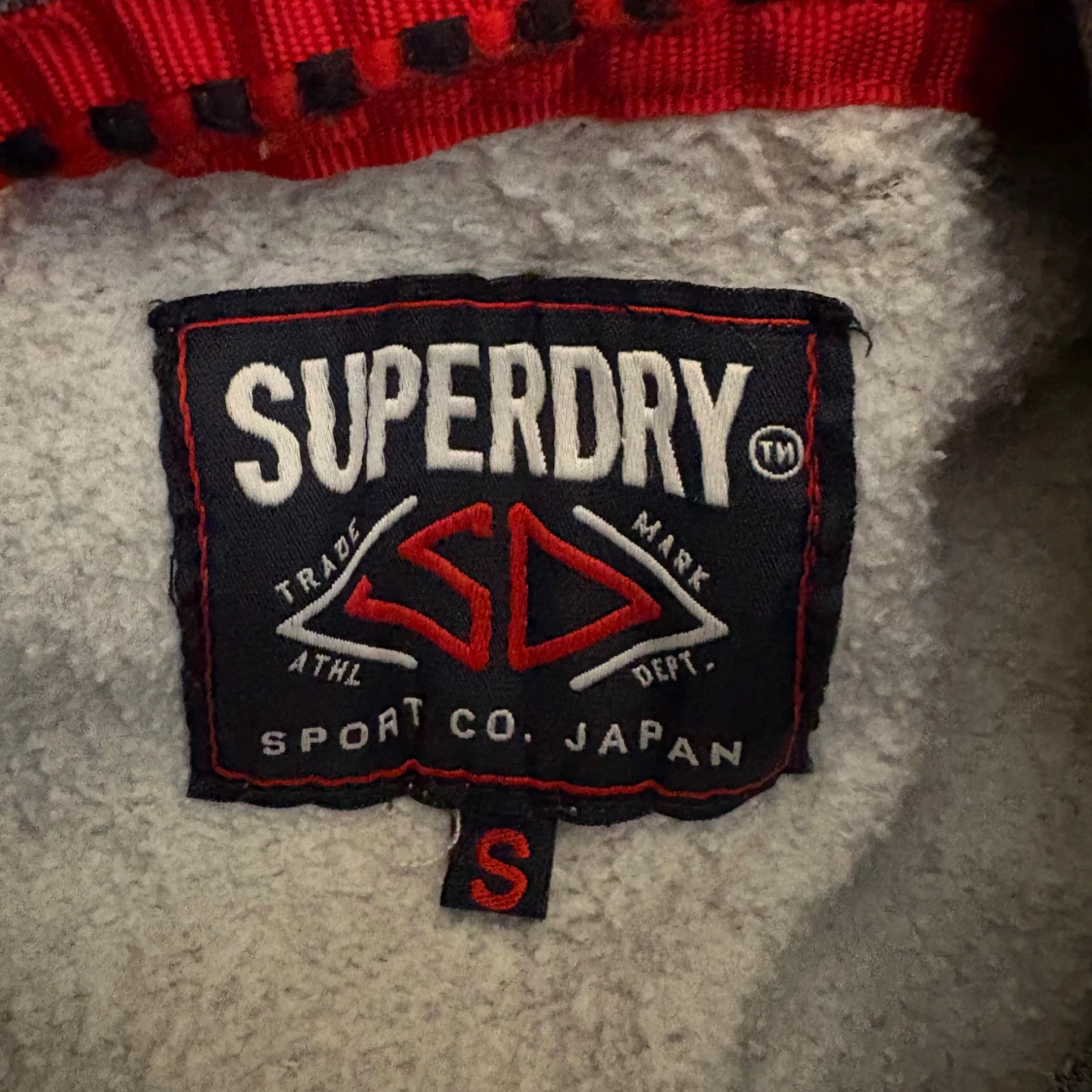Grå hoodie från Superdry - 1