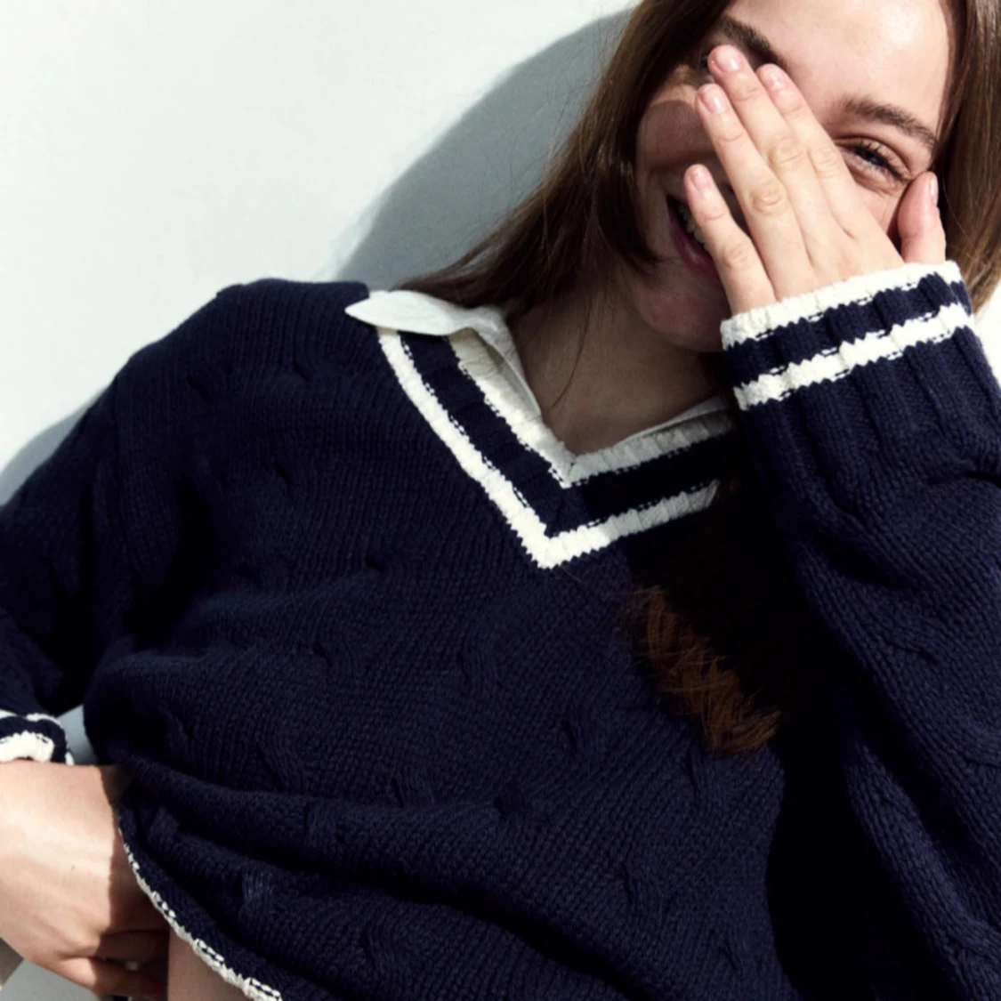 Mörkblå stickad tröja med v-ringning