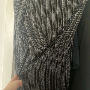 Klänningar  - Säljer en fantastisk glittrig långklänning i champagnefärg med paljetter över hela klänningen. Klänningen har långa ärmar och en figurnära passform, perfekt för speciella tillfällen. Supersnygg i verkligheten. Priset kan diskuteras 