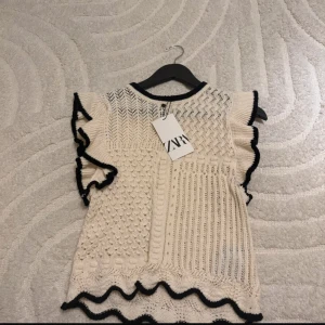Virkad topp Zara - Säljer denna helt oanvända virkade toppen från Zara med prislapp då den inte passade. Nypris 300kr.