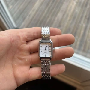 Vintage Silverklocka  - Klockan är i ett mycket fint skick med ett sprillans nytt batteri och armbandet är justerbart så du enkelt kan justera armbandets originella storlek som är 19 cm.   Vid frågor och funderingar är det bara att skriva ✍️