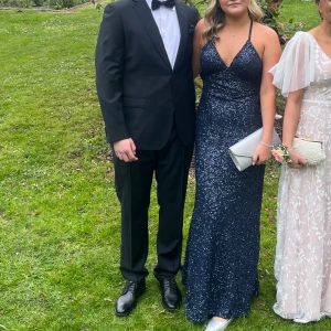 Balklänning dressroom  - Marinblå balklänning från dressroom! Använd 1 gång, nypris 5000 jag säljer för 3000 då en del paljetter nere vid släpet lossnat. Detta syns doxk inte så tydligt när man bär den! Strl 38 med justerbara band🥰skriv för fler bilder eller frågor! 