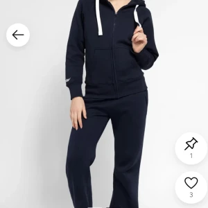 Söker russemerch set - Söker i vilken färg helst mörkblå eller rosa russemerch set (även okej med delar men helst set) pris kan diskuteras