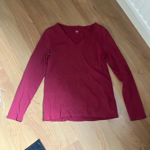 v-urringad tröja - vinröd / lila lång ärmad och v-urringad tröja .