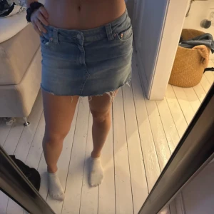 Blå jeanskjol - Blå jeanskjol från Nelly i storlek 36, helt ny i påsen med prislappen kvar, köpt för 499 och säljer då det inte gick att skicka tillbaka. 