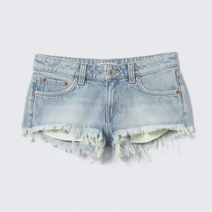 Ljusblå jeansshorts  - Säljer ett par ljusblå jeansshorts med fransig kant och klassisk femficksdesign. Shortsen är helt slut i alla storlekar. Shortsen har låg midja. Storlek 28 men lite små i storleken. Perfekta för varma sommardagar😊helt nya med prislapp!!