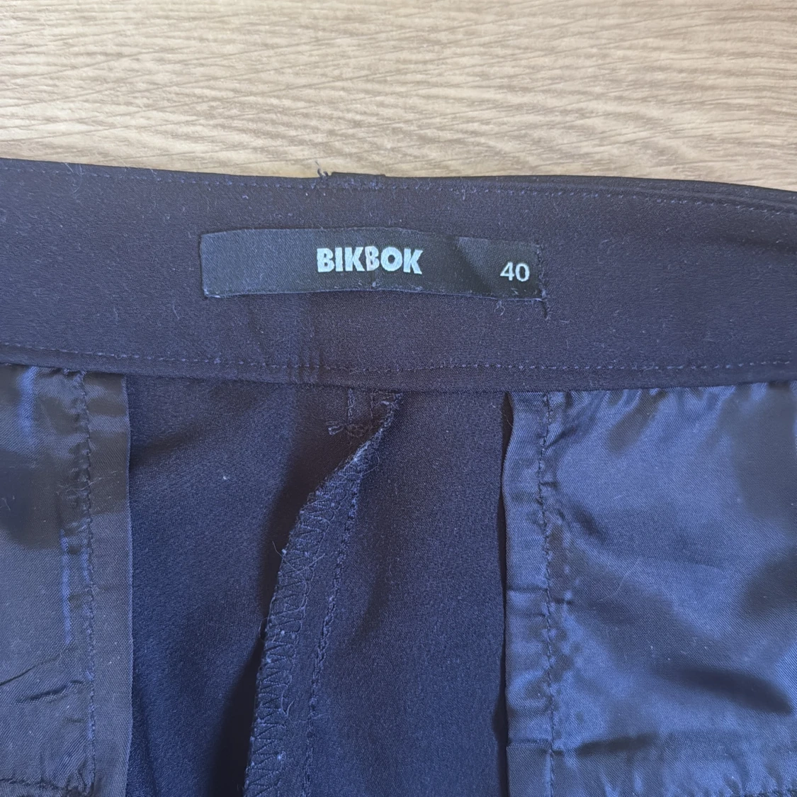 Svarta bootcut kostymbyxor från BikBok - 2