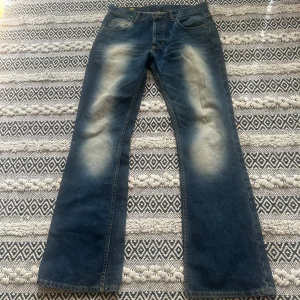 Lee Denver bootcut jeans - Size 33-34. I väldigt fint skick. Finns att hämta i stockholm! 
