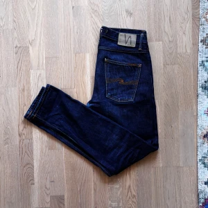 Nudie Jeans Selvage - Limited edition herr jeans av modellen Lean Dean. Handsydda i San Francisco och numrerade (Nr 928/1000). Mycket bra skick med början till fin patina. Storleken är 31/32