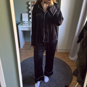 Pyjamas från Hm - Sidenpyjamas från Hm, inte använd mycket! Är 179cm💕