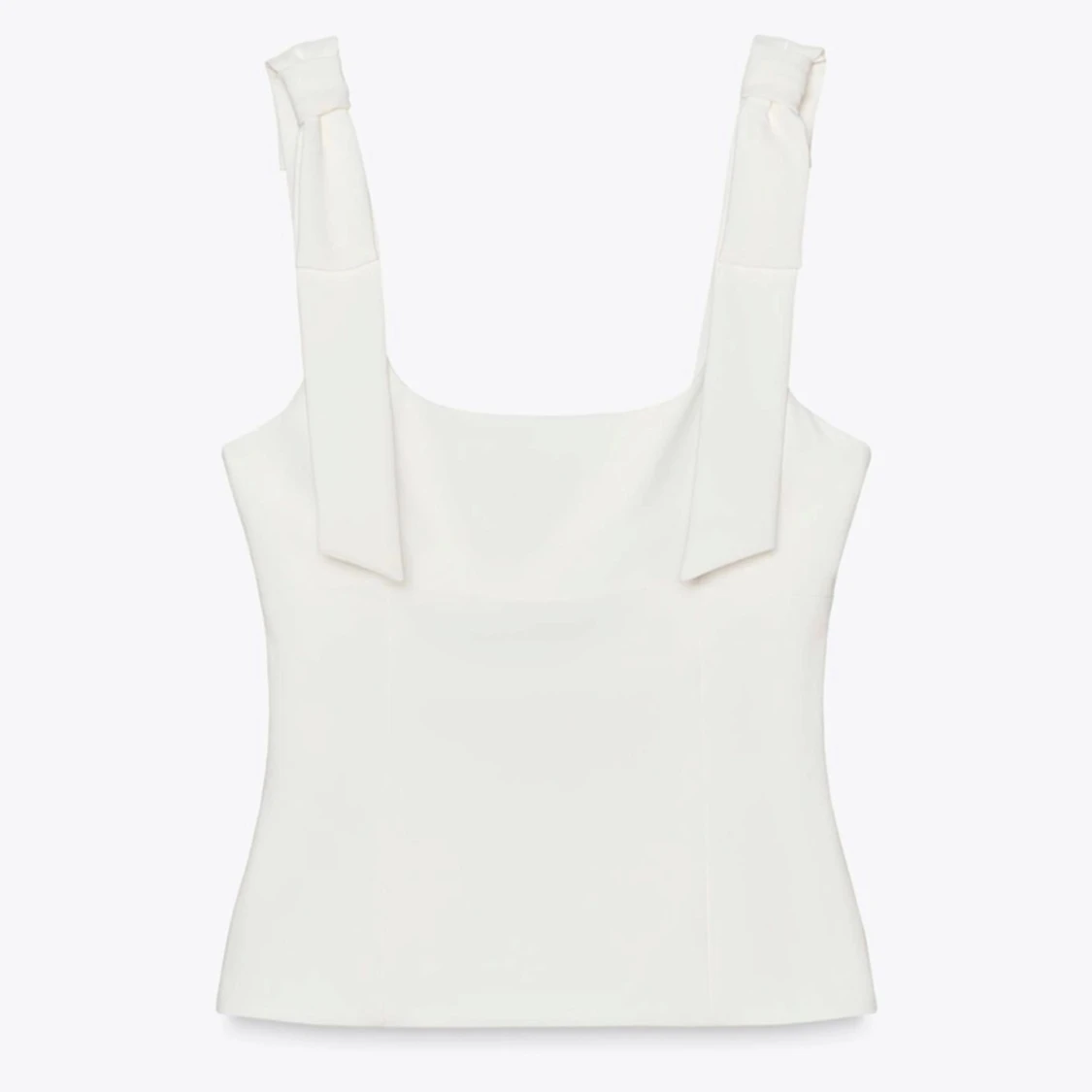 Vit linnetopp med rosettband - 2