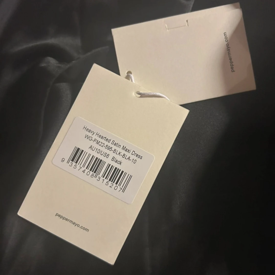 Svart långklänning i satin från Peppermayo - 2