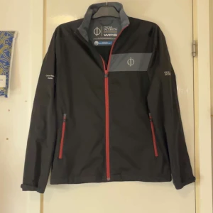 Oscar Jacobson Vindjacka/softshell - Skick 10/10, storlek M men passar också S. Jag är 172 och väger 65 och bär S, den passar bra. Nypris cirka 3500, säljer för endast 799.