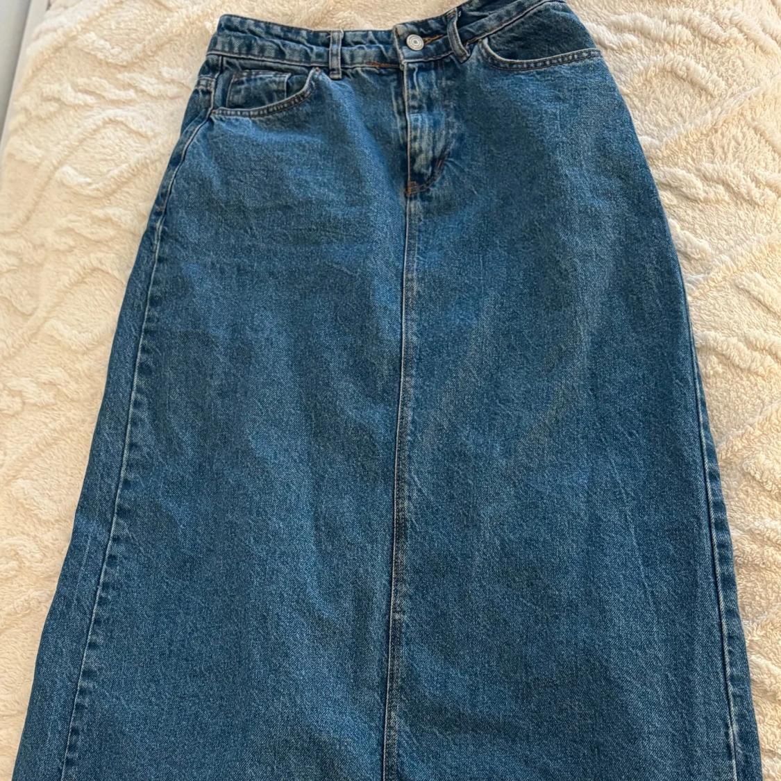 Blå jeanskjol med slits