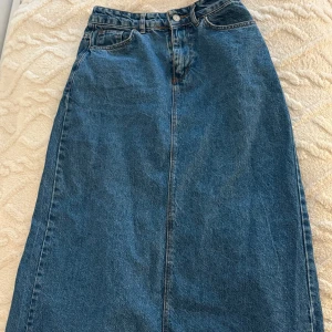 Blå jeanskjol med slits - Säljer jeanskjol i storlek 38 för 100 kr. Passar tyvärr inte längre. Bild på? Säg till!