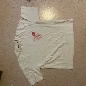 Beige t-shirt med tryck  - Helt ny Beige T-shirt med tryck