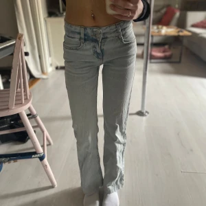 Ljusblåa straight leg jeans  - Säljer dessa ljusblåa jeans från Pull&Bear som är raka i benen. Jeansen är uppsydda så innerbenslängden är 72 cm vilket tyvärr har blivit för kort för mig nu och därför måste säljas💗