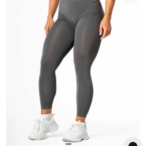 Grå tights - Säljer ett par grå tights med hög midja och tight passform. Perfekta för träning eller när du vill ha något bekvämt och stilrent. Materialet är stretchigt och följsamt. Endast använda 2 gånger 