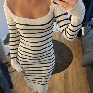 Randigt Gina Tricot klänning - Midi klänning randig från Gina Tricot i storlek Xs, är ca 170