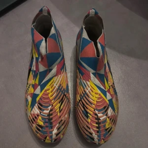 Färgglada fotbollsskor med geometriskt mönster - Ett par limited edition skor ansvända 2 gånger i 10-15min på gräs plan därav de är smutsiga. Som har helt nya dobbar hela skor inga hål o inget skavanker. Säljer enbart av anledningen att de är små.  Nypris 3299kr flr 1år sen 